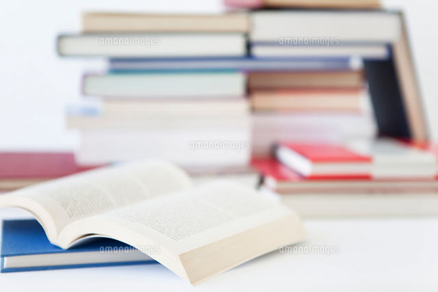 複数の本 の写真素材 イラスト素材 アマナイメージズ 複数の本 の写真素材 イラスト素材 アマナイメージズ