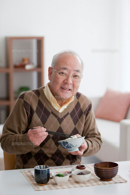 朝食を食べる笑顔の老人男性 の写真素材 イラスト素材 アマナイメージズ