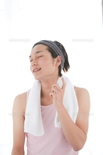 化粧水を顔にスプレーする男性 の写真素材 イラスト素材 アマナイメージズ