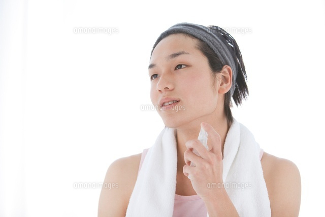 化粧水を顔にスプレーする男性 の写真素材 イラスト素材 アマナイメージズ