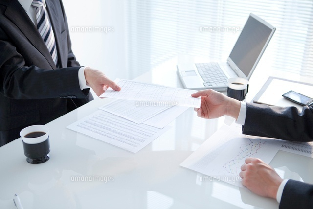 資料を手渡すビジネスマン の写真素材 イラスト素材 アマナイメージズ