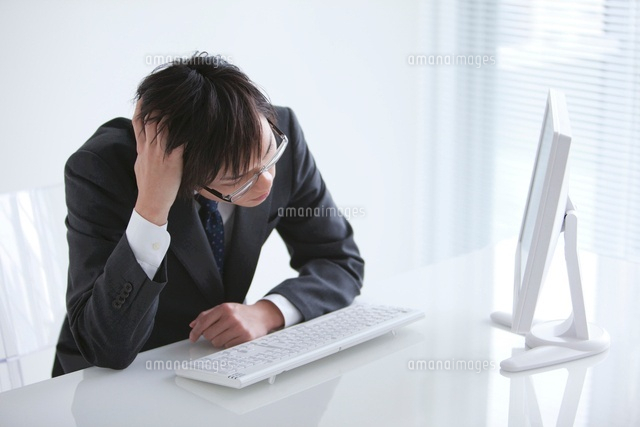 頭を抱えるビジネスマン の写真素材 イラスト素材 アマナイメージズ