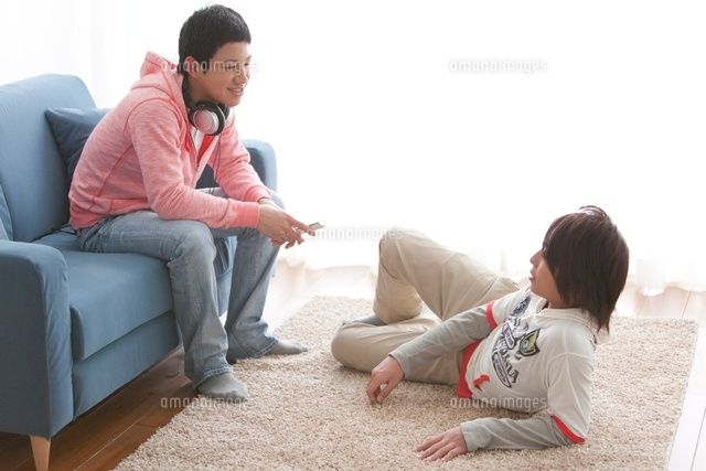 部屋でくつろぐ男子中高生2人 の写真素材 イラスト素材 アマナイメージズ