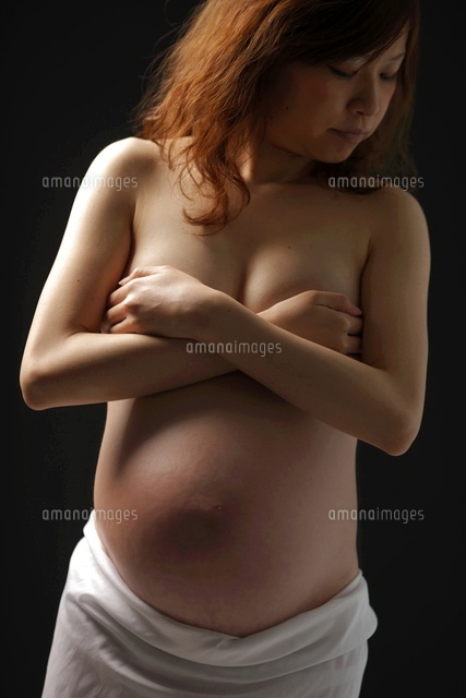 妊婦　巨乳 胸に手をあてる妊婦[07800022127]の写真・イラスト素材｜アマナイメージズ