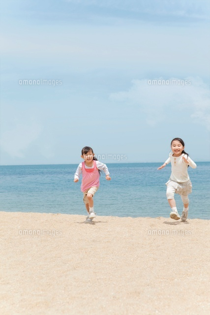 砂浜を走る女の子2人 の写真素材 イラスト素材 アマナイメージズ