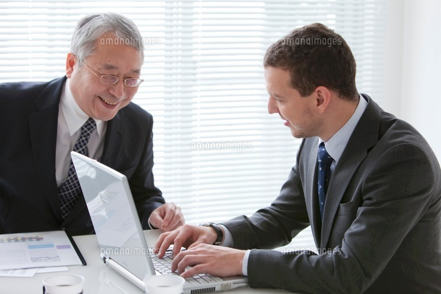 会議をするビジネスマンとビジネスウーマン の写真素材 イラスト素材 アマナイメージズ