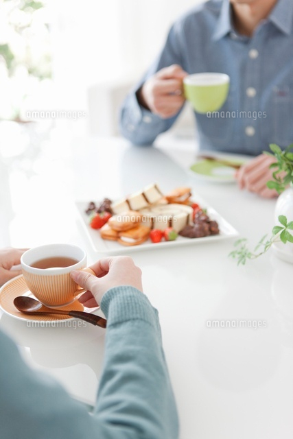ティータイムを楽しむカップル の写真素材 イラスト素材 アマナイメージズ