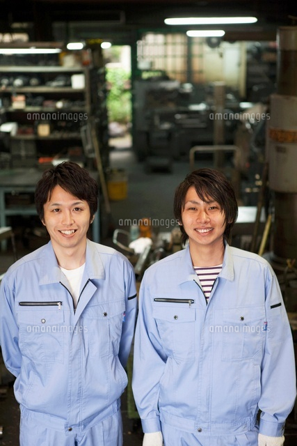 作業着姿の若者男性2人 の写真素材 イラスト素材 アマナイメージズ 作業着姿の若者男性2人 の写真素材 イラスト素材 アマナイメージズ