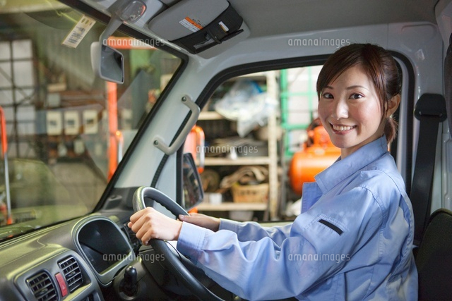 軽トラックに乗っている作業着姿の女性 の写真素材 イラスト素材 アマナイメージズ