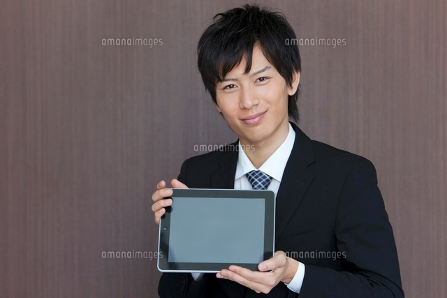 タブレットPCを見せているビジネスマン[07800023352]の写真・イラスト
