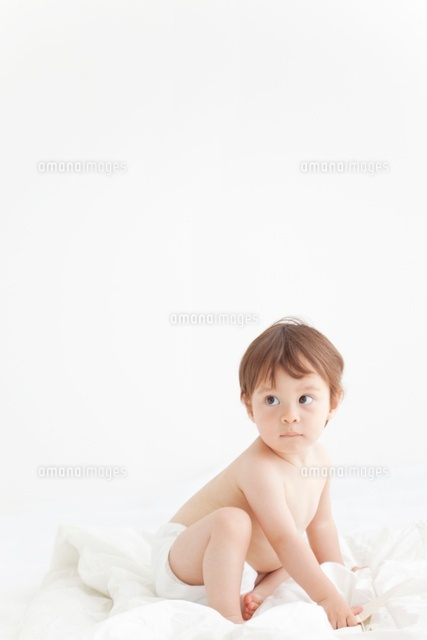 おもちゃを持って座っている赤ちゃん の写真素材 イラスト素材 アマナイメージズ