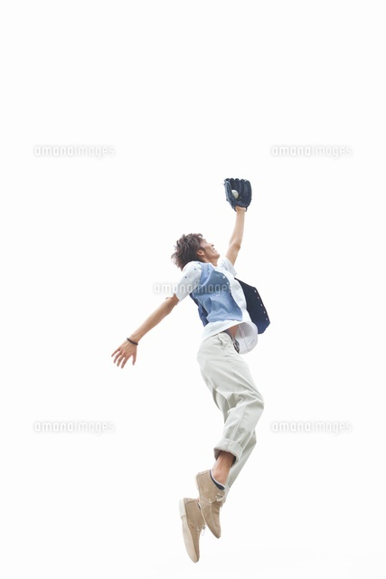 ジャンプしてボールをキャッチする男性 の写真素材 イラスト素材 アマナイメージズ