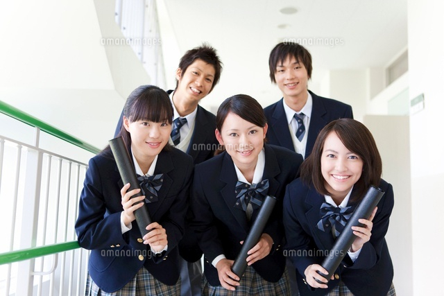 卒業証書が入った筒を持っている学生5人 の写真素材 イラスト素材 アマナイメージズ