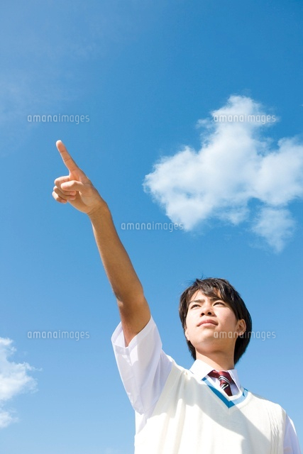 空を指差す男子中高生 の写真素材 イラスト素材 アマナイメージズ