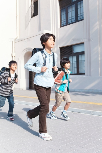 校庭を走っている小学生の男の子3人 の写真素材 イラスト素材 アマナイメージズ
