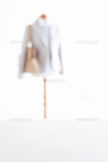 トルソーにかかっているジャケットとバッグ の写真素材 イラスト素材 アマナイメージズ