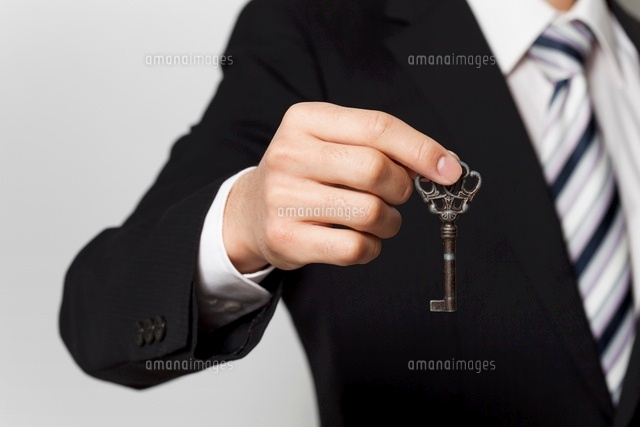アンティークの鍵を持っているビジネスマン の写真素材 イラスト素材 アマナイメージズ