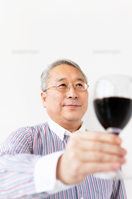 ワイングラスを手に持つシニア男性 の写真素材 イラスト素材 アマナイメージズ
