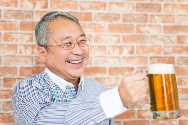 ビールで乾杯のポーズをするシニア男性 の写真素材 イラスト素材 アマナイメージズ