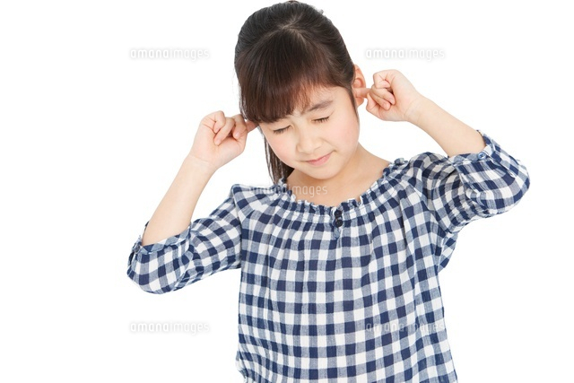 耳をふさぐ女の子 の写真素材 イラスト素材 アマナイメージズ