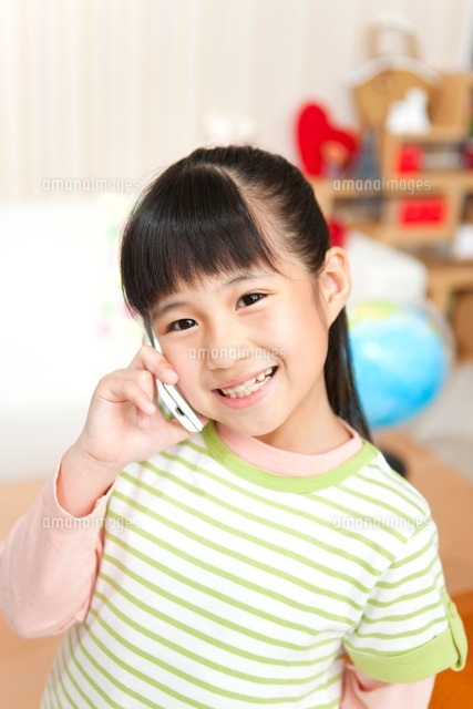 スマートフォンで電話している女の子 の写真素材 イラスト素材 アマナイメージズ