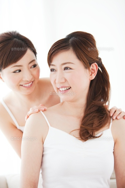 肩に手を乗せる娘と母親 の写真素材 イラスト素材 アマナイメージズ