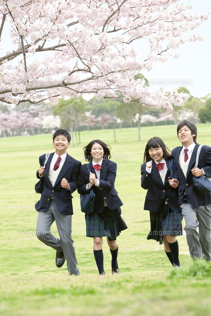 走る男女学生4人 の写真素材 イラスト素材 アマナイメージズ