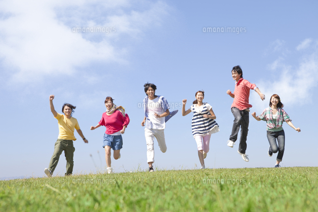 走っている若者6人 の写真素材 イラスト素材 アマナイメージズ