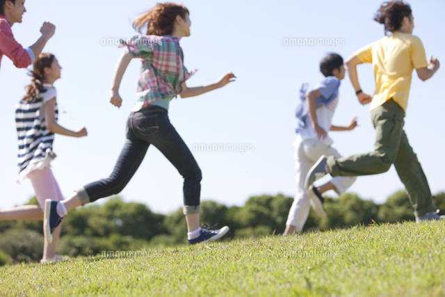 走っている若者5人 の写真素材 イラスト素材 アマナイメージズ