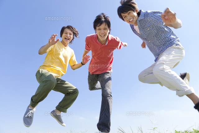 ジャンプしている若者3人 の写真素材 イラスト素材 アマナイメージズ