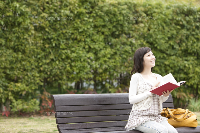 SUMMIT COLLECTION arcadia CA ベンチに座る 美少女 ベンチに座る女性[07800032309]の写真・イラスト素材｜アマナイメージズ