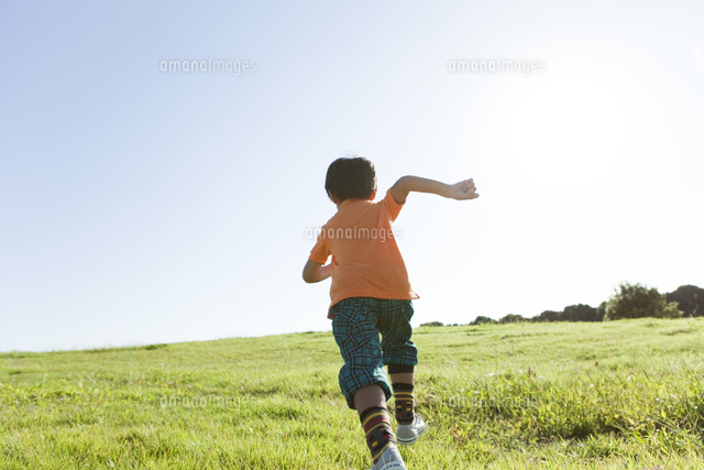 走っている男の子の後姿 の写真素材 イラスト素材 アマナイメージズ