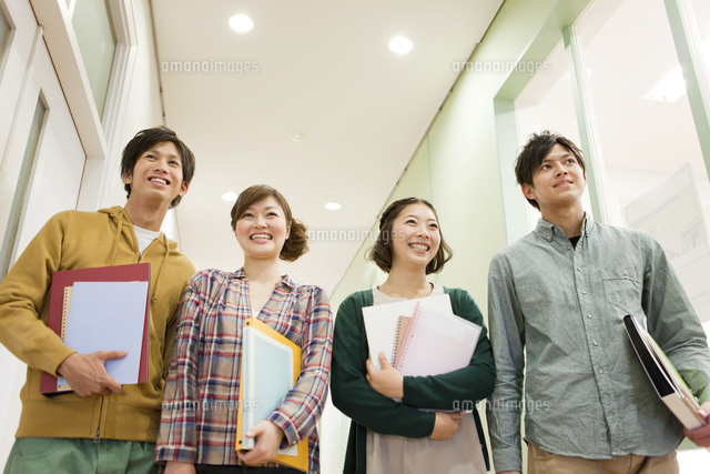 ファイルを持つ笑顔の大学生4人 の写真素材 イラスト素材 アマナイメージズ ファイルを持つ笑顔の大学生4人 の写真素材 イラスト素材 アマナイメージズ