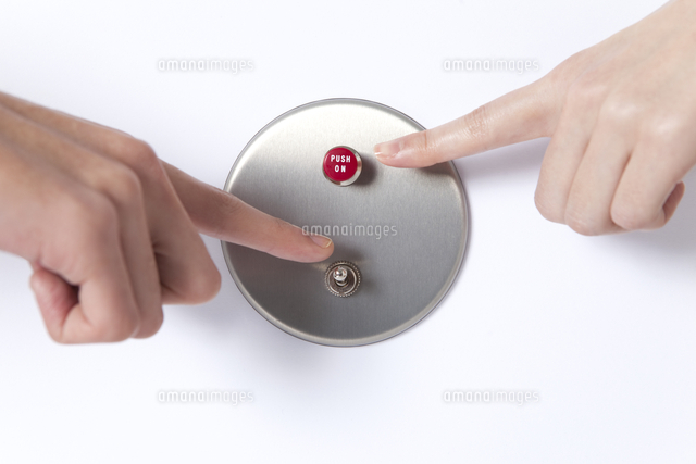 スイッチを押す2人の指 の写真素材 イラスト素材 アマナイメージズ