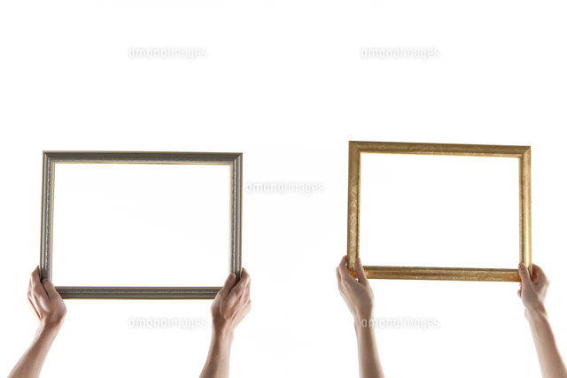 額縁を持つ2人の手 の写真素材 イラスト素材 アマナイメージズ