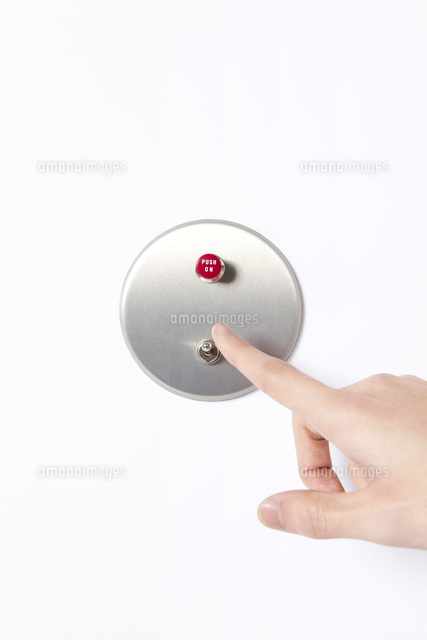 スイッチを押す指 の写真素材 イラスト素材 アマナイメージズ