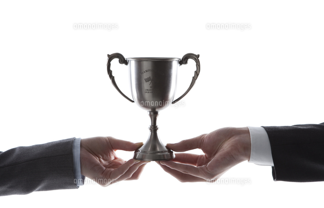 トロフィーを持っている2人の手 の写真素材 イラスト素材 アマナイメージズ