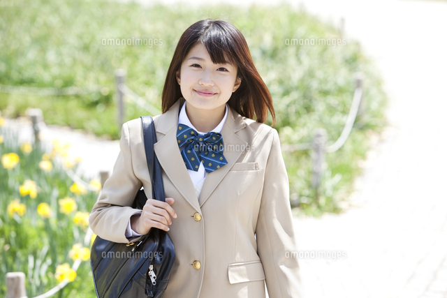 かばんを持つ女子高生 の写真素材 イラスト素材 アマナイメージズ