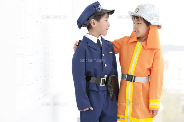 警察官と消防士の格好をしている子供2人 の写真素材 イラスト素材 アマナイメージズ