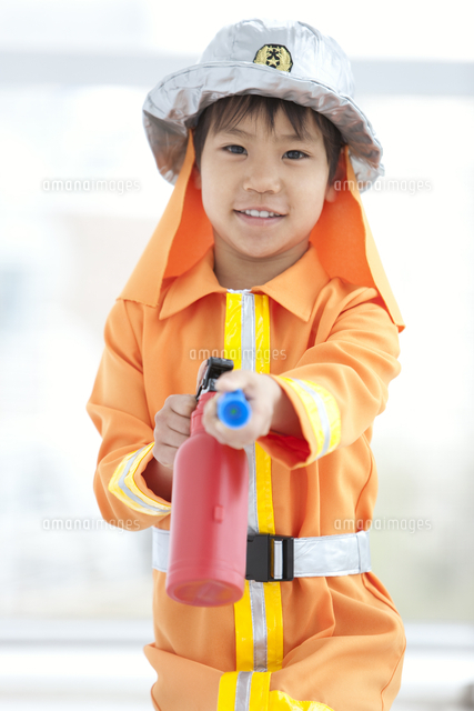 消火器を構える男の子 の写真素材 イラスト素材 アマナイメージズ 消火器を構える男の子 の写真素材 イラスト素材 アマナイメージズ