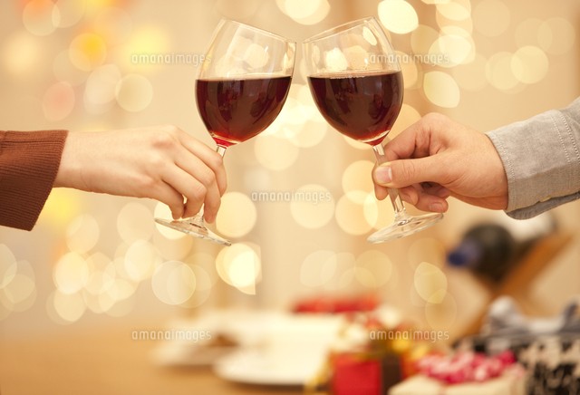 ワインで乾杯している男女の手 の写真素材 イラスト素材 アマナイメージズ