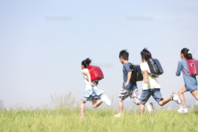 走っている小学生4人の後姿 の写真素材 イラスト素材 アマナイメージズ