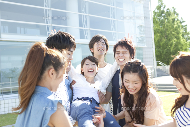胴上げをする大学生8人 の写真素材 イラスト素材 アマナイメージズ