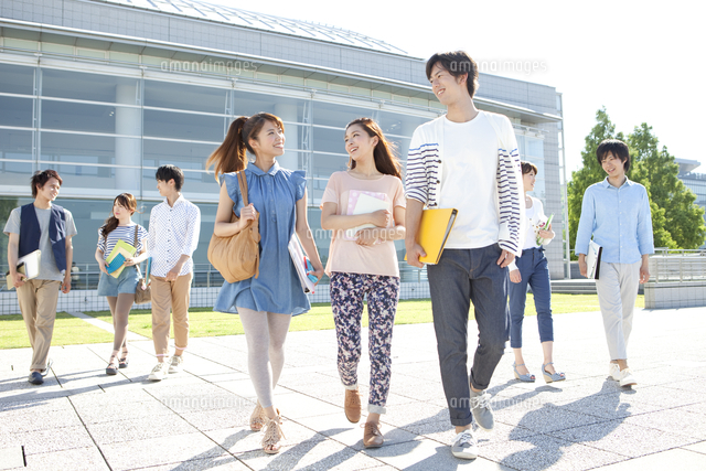 話をしている大学生8人[07800035765]の写真素材・イラスト素材｜アマナイメージズ