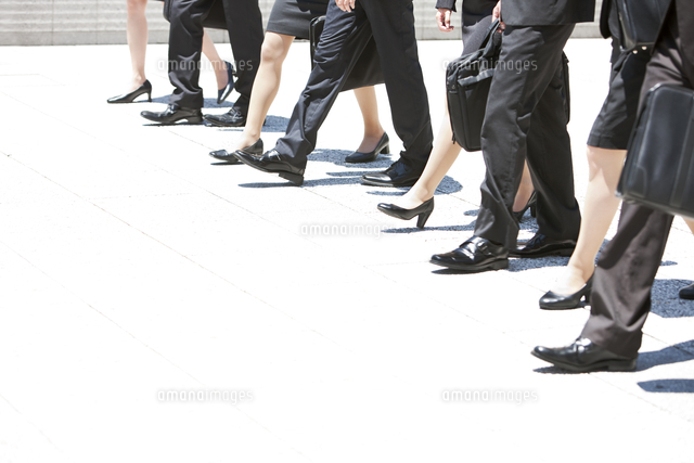 歩くビジネスマンとビジネスウーマンの足元 の写真素材 イラスト素材 アマナイメージズ
