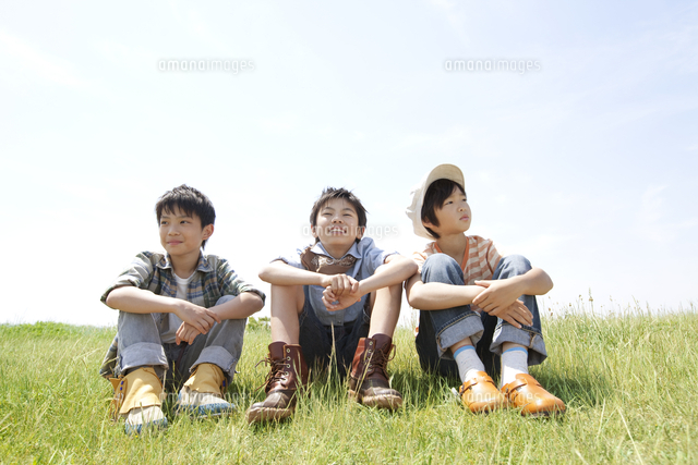 芝生に座っている男の子3人 の写真素材 イラスト素材 アマナイメージズ
