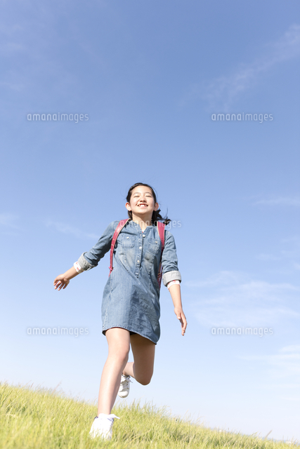走っている女の子 の写真素材 イラスト素材 アマナイメージズ