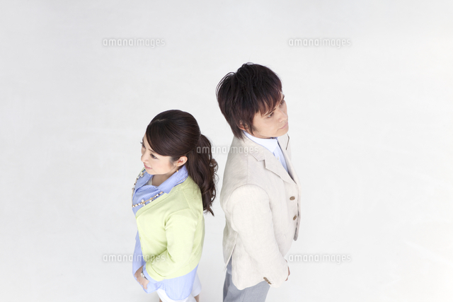 背中合わせに立つビジネスマンとビジネスウーマン の写真素材 イラスト素材 アマナイメージズ