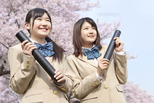 卒業証書を持つ女子高生2人 の写真素材 イラスト素材 アマナイメージズ