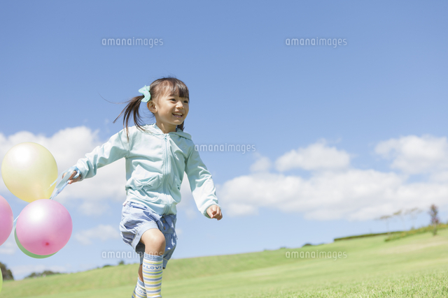複数の風船を持って走っている女の子 の写真素材 イラスト素材 アマナイメージズ